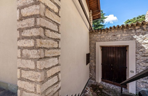 Gargnano House | Holiday Home 'La Magrè' with Shared Garden and Wi-Fi