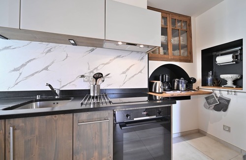 Capvern House | Holiday Home 'La Maison Poulogne' with Mountain View, Private Terrace and Wi-Fi