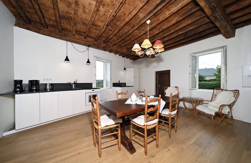 Mauvezin House | Holiday Home 'La Maison Bayle' with Mountain View, Private Garden and Wi-Fi