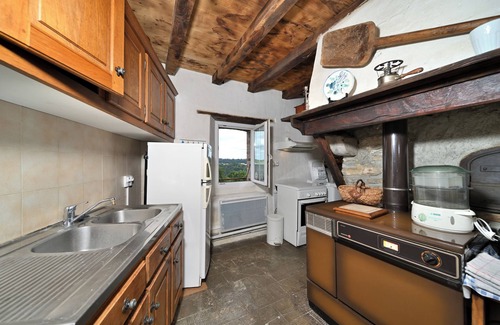 Mauvezin House | Holiday Home 'La Maison Bayle' with Mountain View, Private Garden and Wi-Fi
