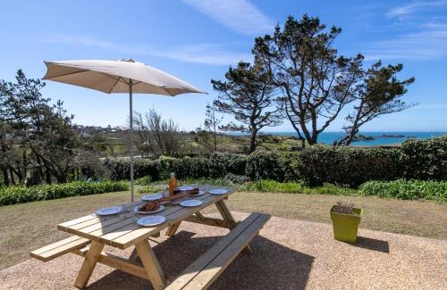 Plouarzel House | Holiday Home La maison de Toul an Dour by Interhome