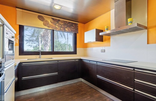 Albinyana House | Holiday Home 'La Mediterranea Village' with Mountain View, Wi-Fi and Air Conditioning