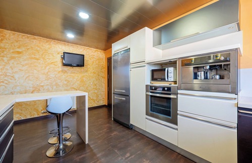 Albinyana House | Holiday Home 'La Mediterranea Village' with Mountain View, Wi-Fi and Air Conditioning