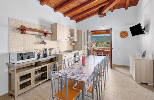 Schifoni House | Holiday Home 'La Minda' with Mountain View, Private Terrace and Wi-Fi