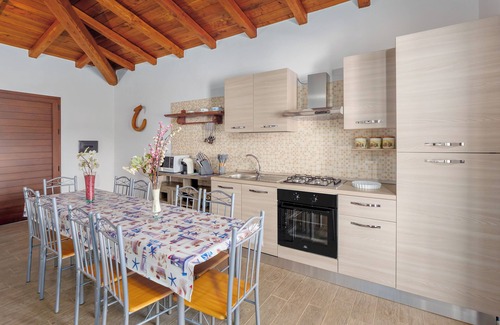 Schifoni House | Holiday Home 'La Minda' with Mountain View, Private Terrace and Wi-Fi