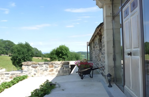 Le Monteil House | Holiday Home 'La Monssendie' with Mountain View, Private Terrace and Wi-Fi