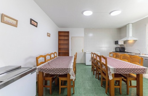 Burgohondo House | Holiday Home 'La Nave De Gredos' with Mountain View, Pool and Air Conditioning