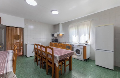 Burgohondo House | Holiday Home 'La Nave De Gredos' with Mountain View, Pool and Air Conditioning