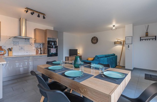 Cissac-Medoc House | Holiday Home 'La P'tite Maison De Charlotte' with Private Terrace, Wi-Fi and Air Conditioning
