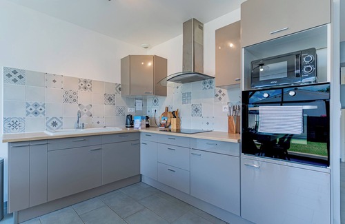 Cissac-Medoc House | Holiday Home 'La P'tite Maison De Charlotte' with Private Terrace, Wi-Fi and Air Conditioning