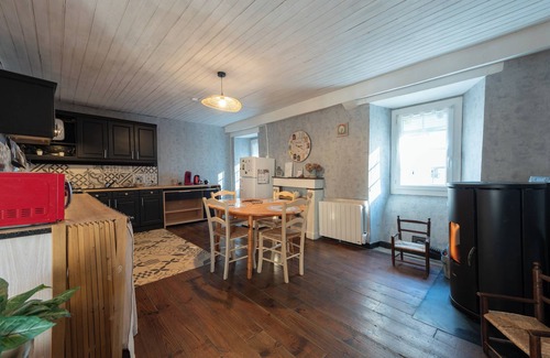 Escot House | Holiday Home 'La Pondique' with Mountain View, Private Terrace and Wi-Fi