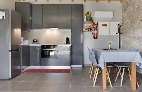 Guilhofrei House | Holiday Home 'Lagar T1' with Lake View, Wi-Fi and Air Conditioning