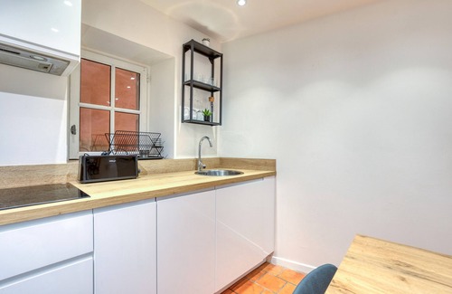 Beziers City Centre House | Holiday Home 'La Reine' with Wi-Fi and Air Conditioning