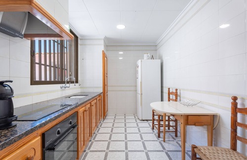 Alzira House | Holiday Home 'La Solana 14' with Shared Terrace, Wi-Fi and Air Conditioning