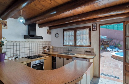 Pineda de Mar House | Holiday Home 'La Vinya Pineda de Mar' with Pool & Wi-Fi