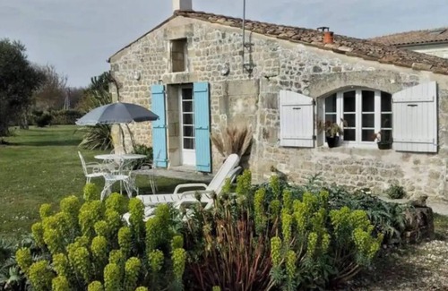 Bois House | Holiday Home 'La Vignentaise' with Terrace, Shared Pool & Wi-Fi