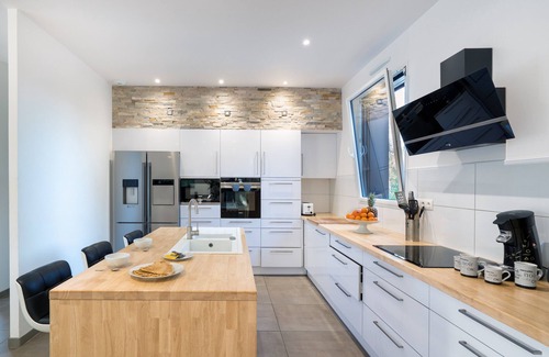 Sizun House | Holiday Home 'La Villa Des Légendes' with Private Terrace, Private Garden and Wi-Fi