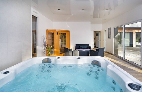 Sizun House | Holiday Home 'La Villa Des Légendes' with Private Terrace, Private Garden and Wi-Fi