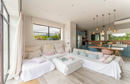 Modene House | Holiday Home 'Le Cabanon De Modène' with Private Terrace, Wi-Fi and Air Conditioning