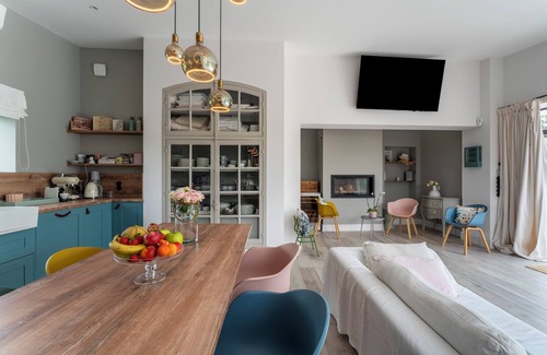 Modene House | Holiday Home 'Le Cabanon De Modène' with Private Terrace, Wi-Fi and Air Conditioning