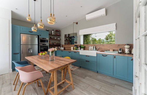 Modene House | Holiday Home 'Le Cabanon De Modène' with Private Terrace, Wi-Fi and Air Conditioning