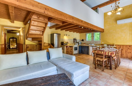 Fourques House | Holiday Home 'Le Cézanne' with Shared Pool, Wi-Fi and Air Conditioning