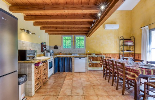 Fourques House | Holiday Home 'Le Cézanne' with Shared Pool, Wi-Fi and Air Conditioning