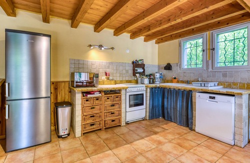 Fourques House | Holiday Home 'Le Cézanne' with Shared Pool, Wi-Fi and Air Conditioning