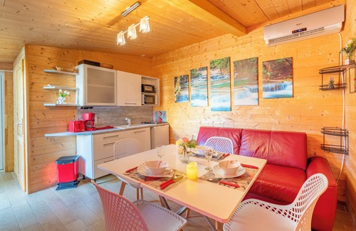 Route d'Arles House | Holiday Home 'Le Chalet Houda Et Spa En Option' with Private Pool and Air Conditioning