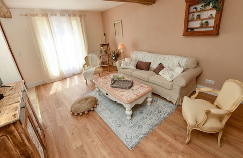 Verneuil House | Holiday Home 'Le Clos Des Voisins' with Private Terrace, Private Garden and Wi-Fi
