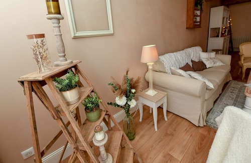 Verneuil House | Holiday Home 'Le Clos Des Voisins' with Private Terrace, Private Garden and Wi-Fi