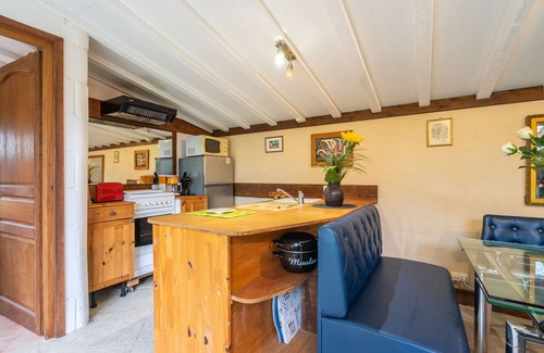 Gemozac House | Holiday Home 'Le Cottage - Gîtes De La Tournerie' with Shared Pool, Terrace and Wi-Fi