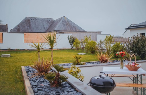 Camors House | Holiday Home 'Le Desirella' with Private Terrace, Wi-Fi and Air Conditioning