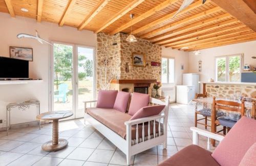 Hauteville-sur-Mer House | Holiday Home Les Mouettes by Interhome