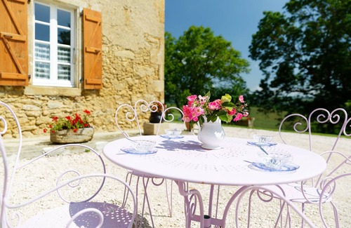 Monlezun House | Holiday Home 'Le Guitou' with Private Terrace, Private Garden and Wi-Fi