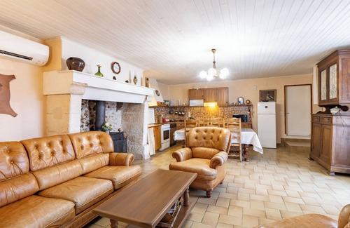 Bussac House | Holiday Home 'Le Haut Picot' with Private Terrace, Wi-Fi and Air Conditioning