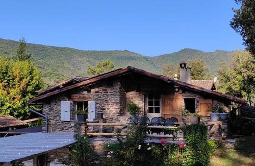 Saumane House | Holiday Home 'Le Mas De La Rode' with Mountain View, Shared Terrace and Wi-Fi