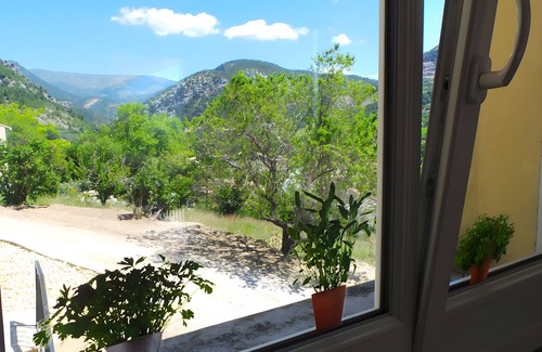 Condorcet House | Holiday Home 'Le Petit Tilleul' with Mountain View, Wi-Fi and Air Conditioning