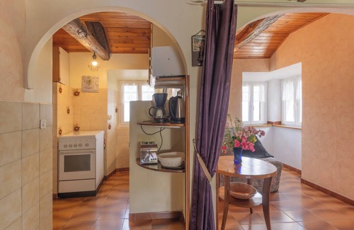 Gravieres House | Holiday Home 'Le Pigeonnier' with Mountain View, Shared Pool and Air Conditioning