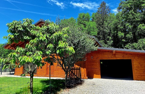 Faucigny House | Holiday Home 'Le Refuge - Faucigny' with Mountain View, Private Terrace and Wi-Fi