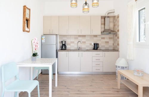 Perissa House | Holiday Home 'Leivadaros Apartments 2' with Mountain View, Wi-Fi and Air Conditioning