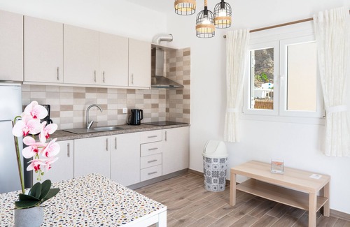 Perissa House | Holiday Home 'Leivadaros Apartments 2' with Mountain View, Wi-Fi and Air Conditioning