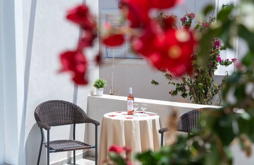 Perissa House | Holiday Home 'Leivadaros Apartments 2' with Mountain View, Wi-Fi and Air Conditioning