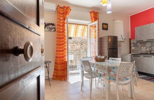 Porticello House | Holiday Home 'Leondoro - Pirandello' with Balcony & Wi-Fi
