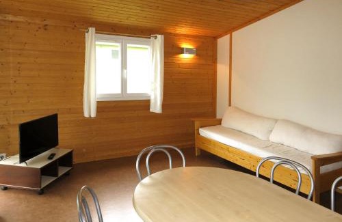 Beynat House | Holiday Home Les Hameaux de Miel-Chalet 4 pers- by Interhome