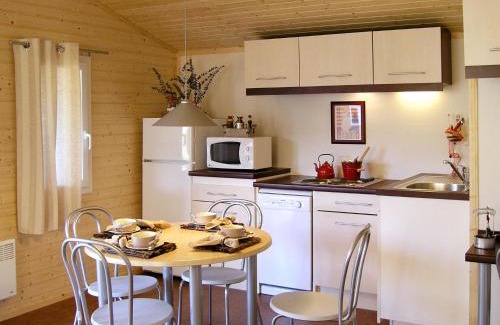 Beynat House | Holiday Home Les Hameaux de Miel-Chalet 4 pers- by Interhome