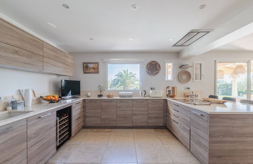 Sainte-Maxime - Saint-Tropez Villa | Holiday Home 'Les Lavandes' with Private Garden, Wi-Fi and Air Conditioning
