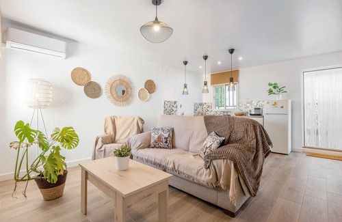 Campanillas House | Holiday Home 'Limón Lunero' with Private Terrace and Wi-Fi