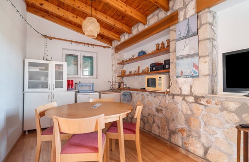 Fternon House | Holiday Home 'Linaki' with Sea View, Wi-Fi and Air Conditioning