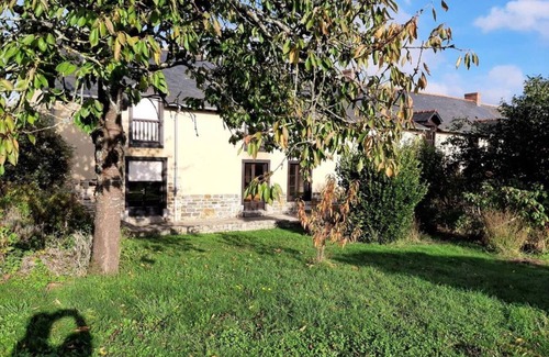 Melesse House | Holiday Home 'Longère Familiale' with Private Terrace, Private Garden and Wi-Fi